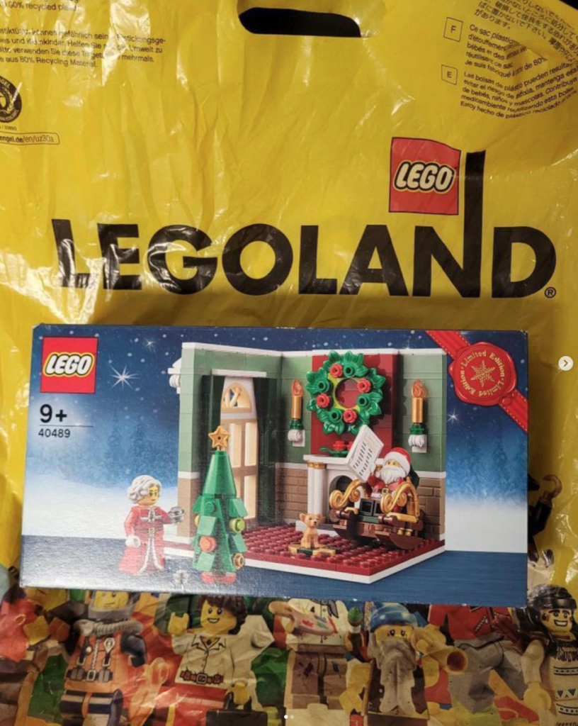lego miner2020 40489 Mr and Mrs Clauss Living Room 1