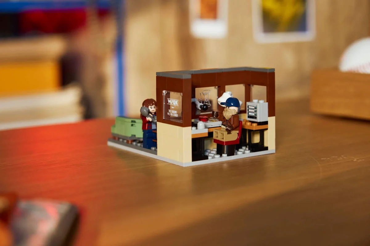 LEGO Icons 40891 Stranger Things WSQK Radio Station 5 1200x800