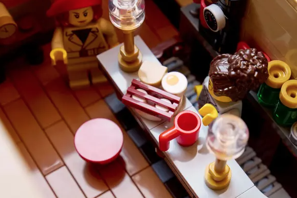 LEGO Icons 10350 Tudor Corner pub grub