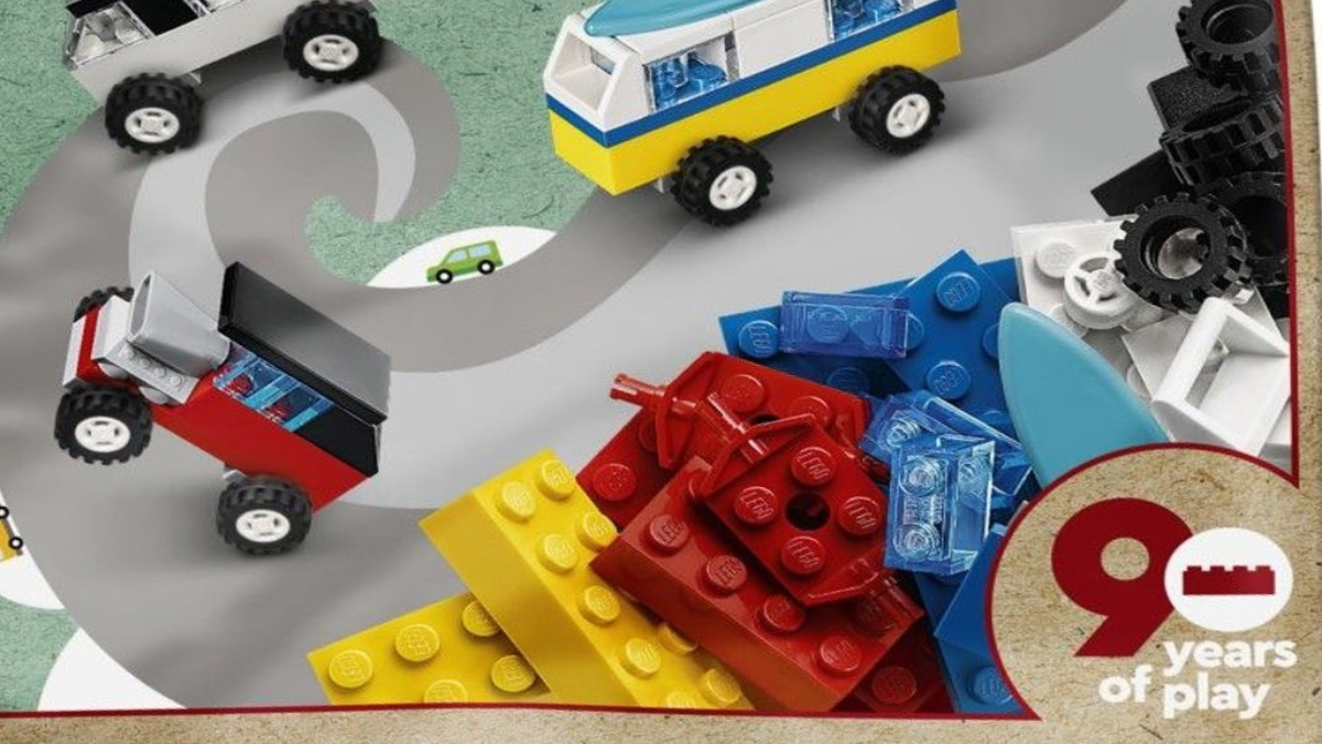 LEGO 30510 90 Years of Cars is evading its pursuers