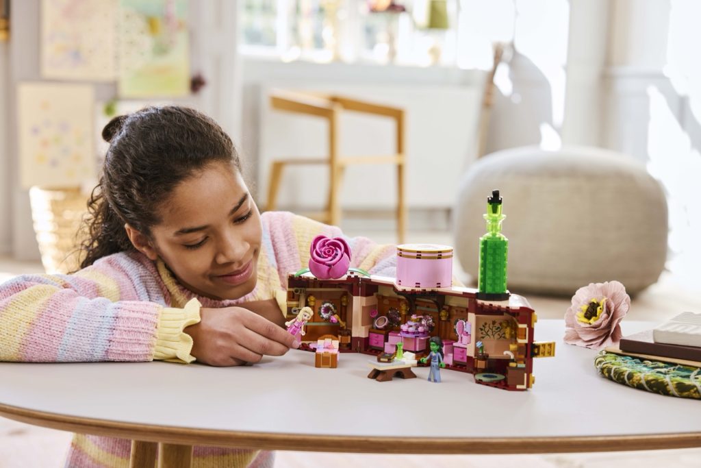 LEGO Wicked 75683 Glinda Elphabas Dormitory 4 1 1024x683