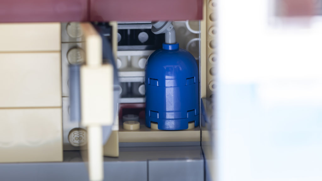LEGO 10279 Volkswagen T2 Camper Van 4
