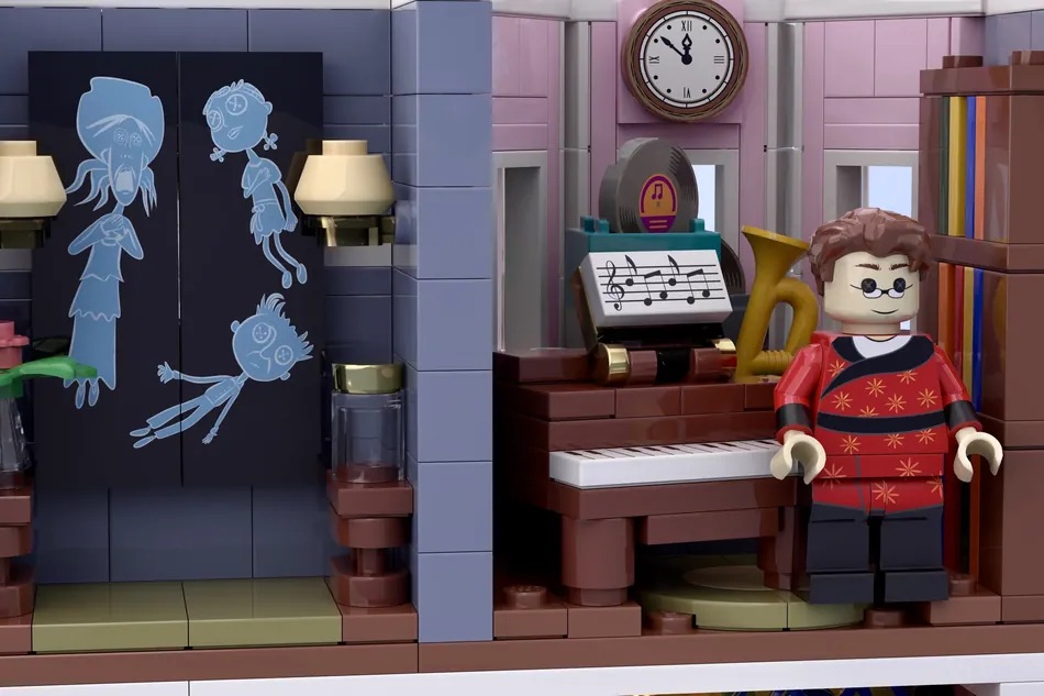 LEGO Ideas Coraline The Pink Palace 7