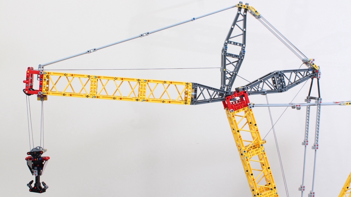 LEGO Technic 42146 Liebherr Crawler Crane LR 13000 review