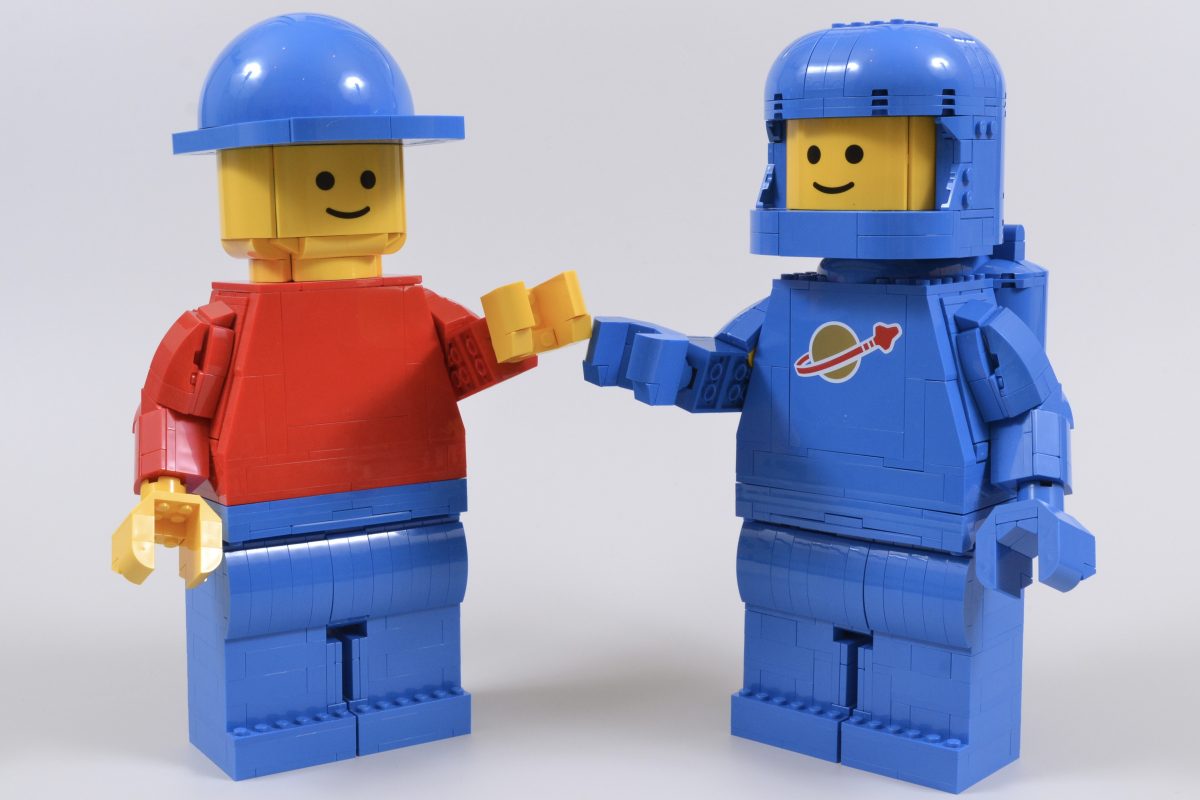 LEGO 40921 Up Scaled Blue Astronaut Minifigure 3 1200x800