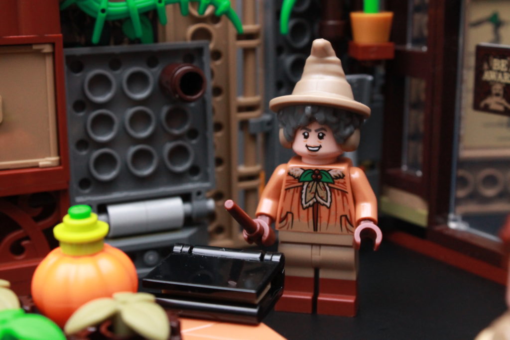 LEGO Harry Potter 76384 Hogwarts Moment Herbology Class review 2