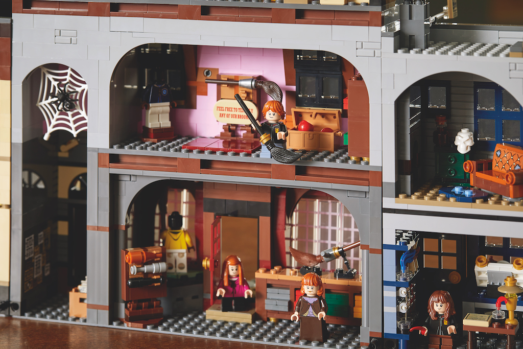 75978 Diagon Alley LEGO Harry Potter lifestyle resized 12
