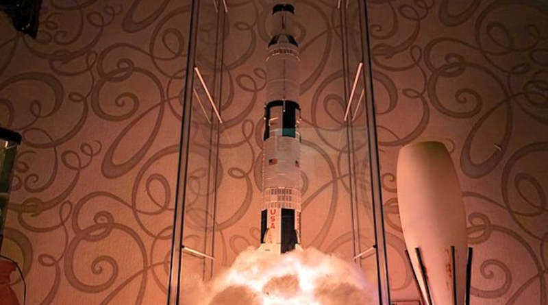 LEGO fan creates stunning display for 92176 NASA Apollo Saturn V