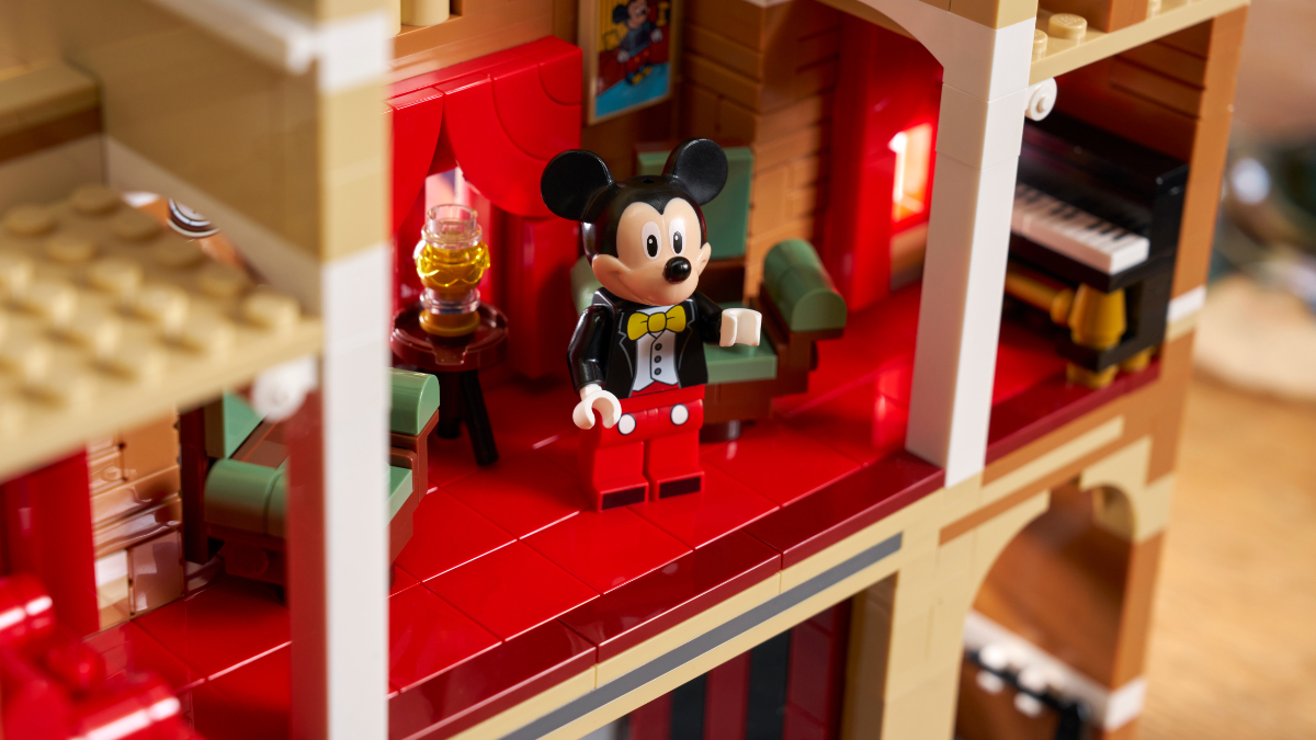 LEGO Disney 43303 Main Street, U.S.A. 5